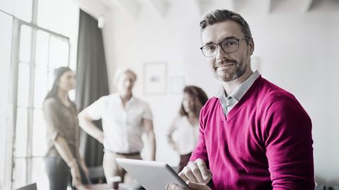 Bedrijven Kennis Man met ipad in groep